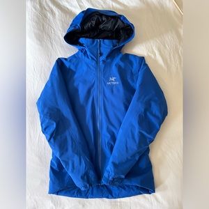 Arc’teryx women’s insulated GORE-TEX jacket - size 8-10 - bright blue